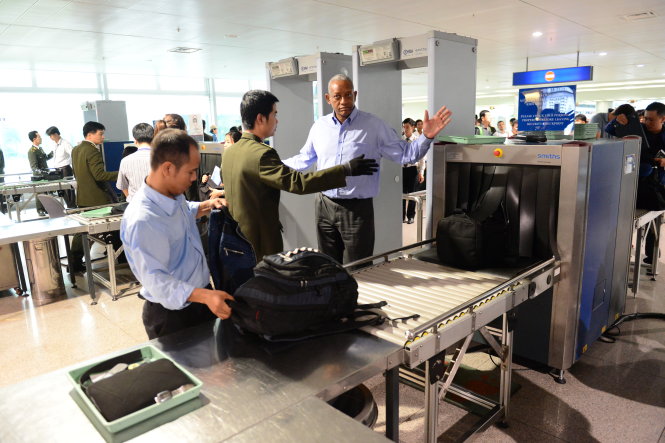 Kiểm tra an ninh hành khách tại sân bay Tân Sơn Nhất, TP.HCM - Ảnh: Quang Định