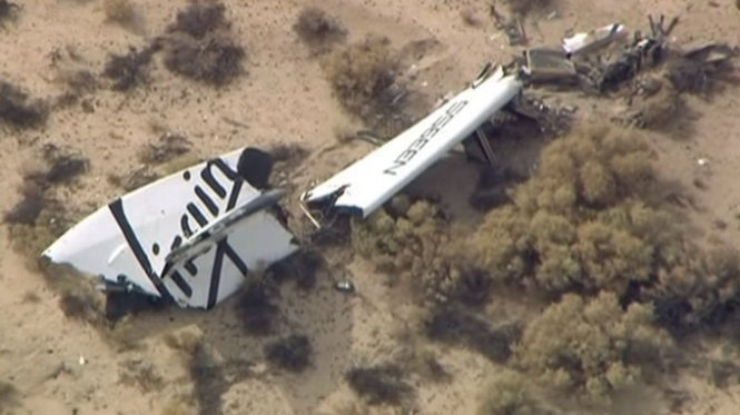 Mảnh vỡ của chiếc tàu không gian SpaceShipTwo trên sa mạc Mojave ngày 31-10 - Ảnh: Reuters