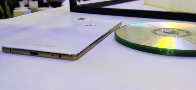 Oppo R5 mỏng hơn bốn đĩa CD chồng lên nhau - Ảnh: Phong Vân