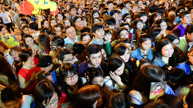Khán giả xếp hàng dài từ lúc 18g để vào nhà thi đấu Nguyễn Du xem liveshow - Ảnh: Quang Định