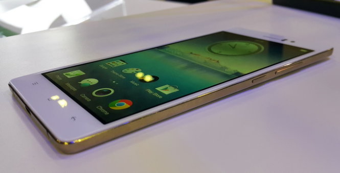 Oppo R5, smartphone mỏng nhất thế giới - Ảnh: Phong Vân