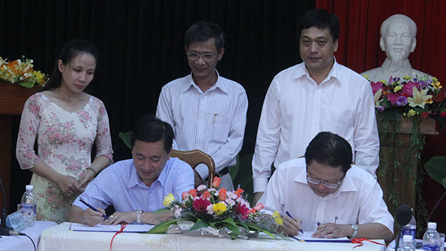 Đại diện Quận 1 (TP. HCM) ký biên bản ghi nhớ với quận Ngũ Hành Sơn, (TP Đà Nẵng) - Ảnh: Trường Trung.