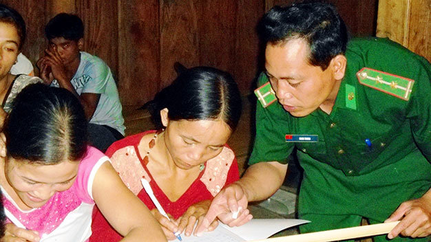 Trung úy Coor Trung xóa mù chữ cho cả làng Pê Ta Pót - Ảnh: Trần quốc