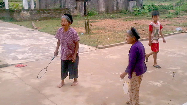 Cụ Khánh, cụ Nhũ (90 tuổi) cùng nhau đánh cầu lông tại sân nhà văn hóa xã - Ảnh: B.D.