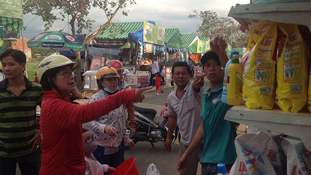 Các doanh nghiệp bán hàng tại phiên chợ “Hàng Việt về nông thôn” tổ chức ở xã Long Bình Điền (Chợ Gạo, Tiền Giang) - Ảnh: Dũng Tuấn