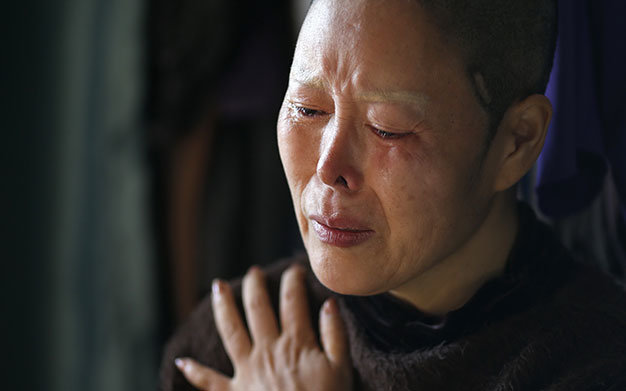 Cô Kim Bok Soon chia sẻ câu chuyện qua làn nước mắt - Ảnh: Reuters