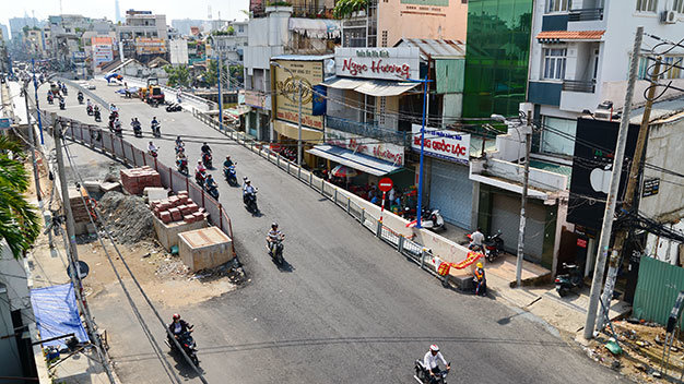 Rào chắn dựng lên trên đường Phan Đình Phùng để che phần thi công dang dở - Ảnh: Hữu Khoa