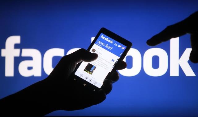 Lượng người dùng mạng xã hội trên di động tăng mạnh, tạo ra nguồn doanh thu tỉ đô cho Facebook - Ảnh minh họa: MinnPost