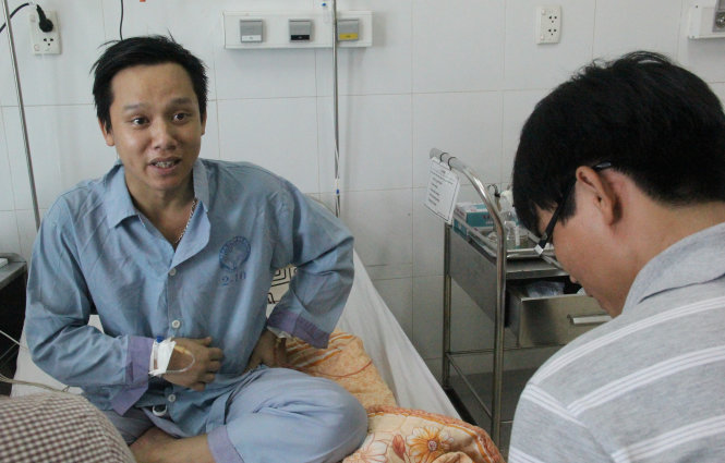Bệnh nhân Chu Văn Chung kể chuyện về từ vùng dịch Ebola - Ảnh: Tr.Trung