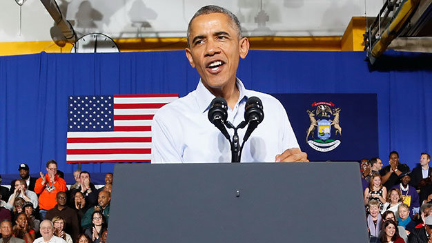 Ông Obama phát biểu trong một cuộc vận động cho các ứng cử viên Dân chủ - Ảnh: Reuters