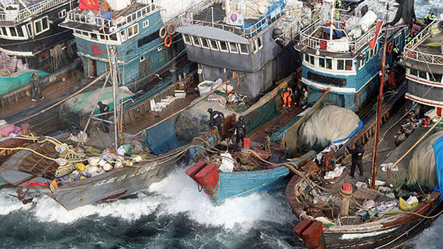 Cảnh sát biển Hàn Quốc khám xét tàu cá Trung Quốc bị bắt giữ - Ảnh: AFP