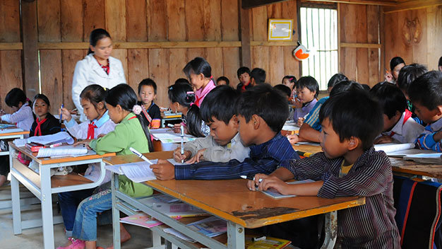 Tăng lương theo lộ trình sẽ giúp các giáo viên giảm bớt lo toan cho cuộc sống. Trong ảnh: cô giáo đứng lớp ở một trường tại xã Suối Giàng, huyện Văn Chấn, Yên Bái - Ảnh: T.T.D.
