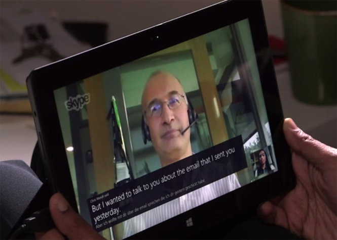 Dùng Skype Translator trên tablet Windows 8.1, một công nghệ chuyển ngữ đàm thoại tức thì có thể phá vỡ rào cản ngôn ngữ trong tương lai gần - Ảnh: wonderfulengineering.com