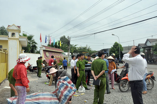 Người dân tụ tập trước cổng ra vào nhà máy thép Đồng Tiến sáng 4-11 - Ảnh: Đông Hà.