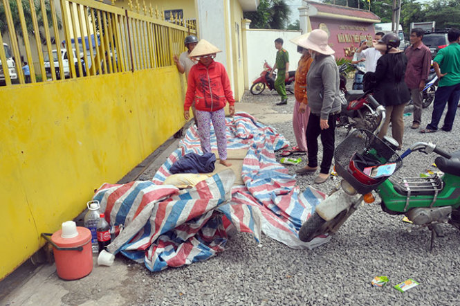 Bạt, chiếu và nước uống của người dân dùng để ngủ ngay trước cửa nhà máy thép Đồng Tiến suốt đêm 3-11 - Ảnh: Đông Hà.