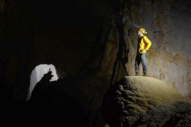 Du khách đang khám phá vẻ đẹp bên trong hang động Sơn Đoòng - Ảnh: Quốc Nam