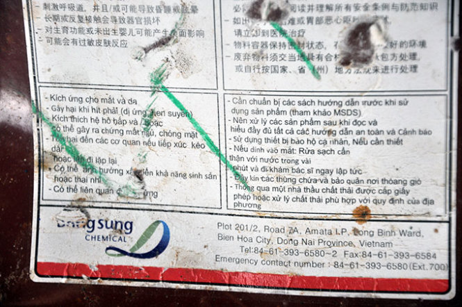 Những mác cảnh báo độc hại, khuyến cáo sử dụng an toàn gắn trên thùng phuy chứa chất độc hại - Ảnh: Đông Hà.
