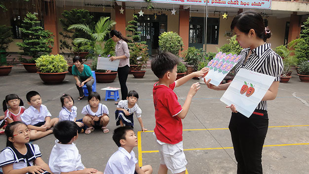 Giờ học kỹ năng sống cho học sinh khối lớp 1 của một trường tiểu học công lập ở Q.Tân Phú (TP.HCM). Trường công lập cần tăng cường những tiết học như vậy để giảm bớt áp lực học tập cho học sinh - Ảnh: Mỹ Dung