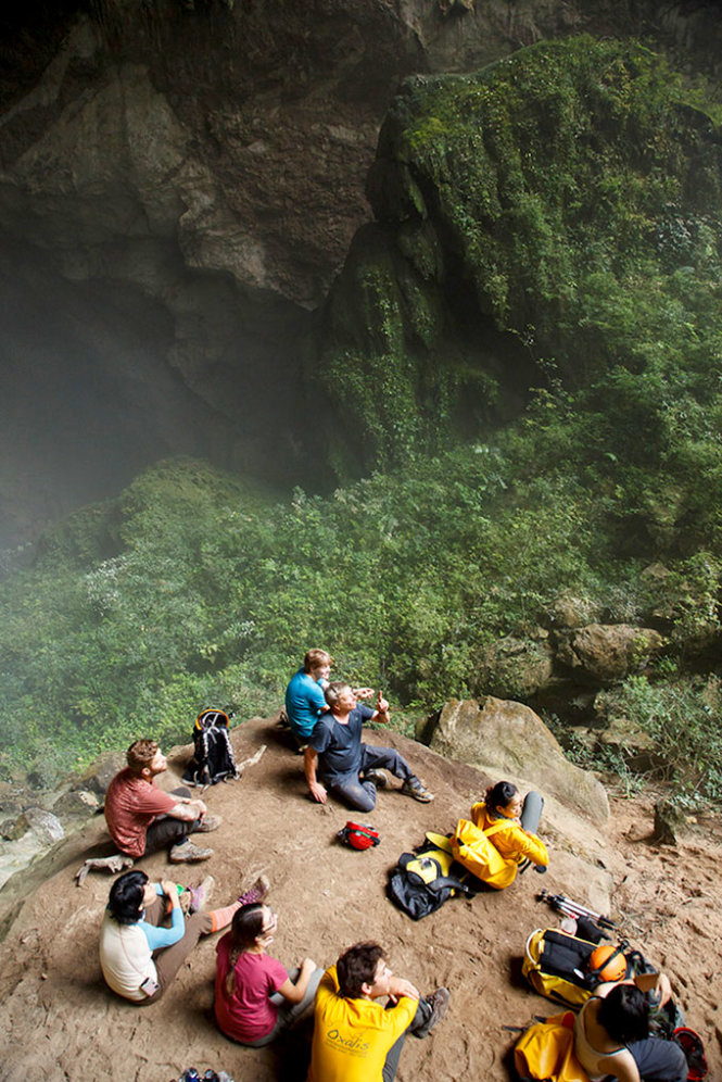 Du khách khám phá vẻ đẹp hang động Sơn Đoòng bằng tour du lịch dã ngoại cắm trại ngủ qua đêm trong hang động Sơn Đoòng - Ảnh: Ryan Deboodt