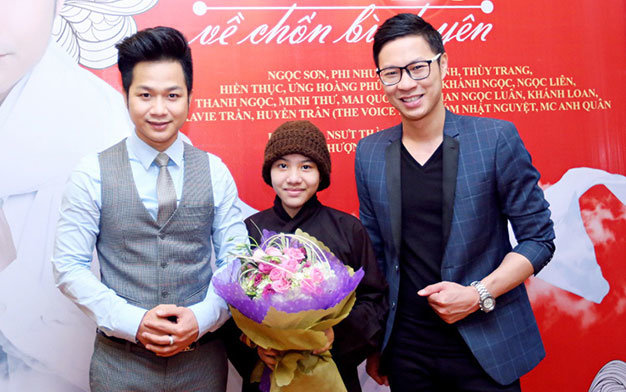 Từ trái qua: Quách Tuấn Du, Huyền Trân (The voice kids) và MC Anh Quân chuẩn bị cho live show Về chốn bình yên - Ảnh: Q.N.