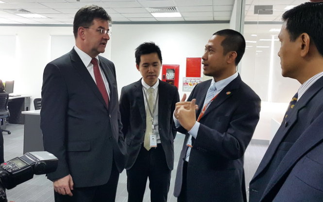 Phó Thủ tướng kiêm Bộ trưởng Bộ ngoại giao về các vấn đề châu Âu của Cộng hòa Slovakia, ông Miroslav Lajčák trao đổi cùng ông Nguyễn Đức Quỳnh, Giám đốc FPT Software TP.HCM - Ảnh: T.Trực
