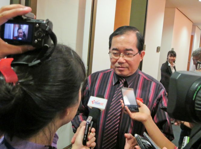 Ông Hoàng Hữu Phước trả lời báo chí tại hành lang quốc hội sáng 4-11 - Ảnh: Lê Kiên