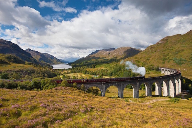 Xe lửa động cơ hơi nước tại Fort William, Scotland sẽ mang du khách vào những tuyến đường quanh co, thông qua dãy núi lởm chởm ở miền bắc Scotland - Ảnh: Flickr