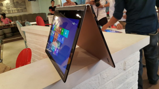 Lenovo Yoga 3 Pro khi gập màn hình sang dạng tablet - Ảnh: T.Trực