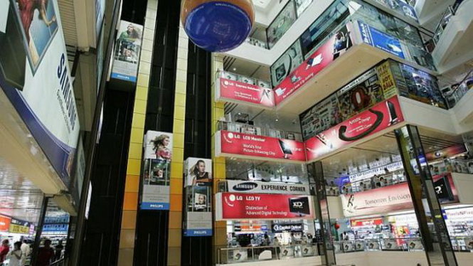 Khu mua sắm đồ điện tử Sim Lim Square nằm trên đường Rochor Canal, Singapore nổi tiếng với các vụ lừa đảo khách hàng bằng những chiêu trò hợp đồng bảo hành... - Ảnh: Straitstime