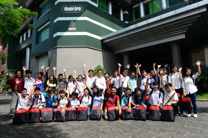 Các bạn sinh viên nhận phần thưởng chụp ảnh lưu niệm cùng các đại biểu tại tòa soạn báo Tuổi Trẻ - Ảnh: Quang Định