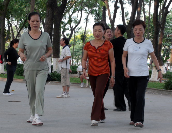 Theo bác sĩ, tập thể dục bằng cách đi bộ giúp phòng ngừa rối loạn tiền đình - Ảnh: N.C.T.