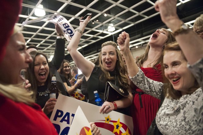 Các cử tri ủng hộ nghị sỹ đảng Cộng hòa Pat Roberts đang bày tỏ niềm vui trước kết quả cuộc bầu cử giữa kỳ tại Topeka, Kansas - Ảnh: Reuters