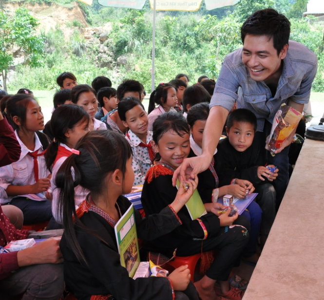 MC Phan Anh tặng quà cho các bạn nhỏ trường Tiểu học và THCS Suối Quyền (Yên Bái). Ảnh: Hoài Phương