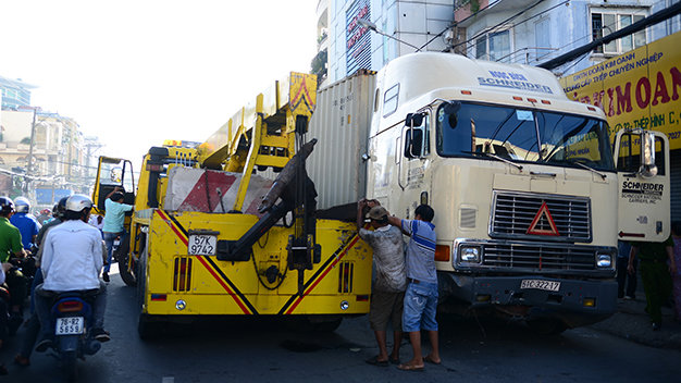 Xe cứu hộ có mặt tại hiện trường để đưa chiếc container đi hạn chế tình trạng kẹt xe - Ảnh: Hữu Khoa