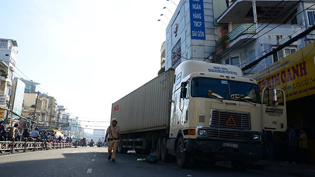 Chiếc container chuẩn bị được di chuyển ra khỏi nơi xảy ra tai nạn - Ảnh: Hữu Khoa