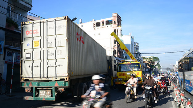 Chiếc xe lao qua làn đường ngược lại và tông vào một xe máy của một người đàn ông đang chạy trên làn xe máy - Ảnh: Hữu Khoa