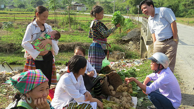 Mỗi bó rau sạch giá 5.000 đồng - Ảnh: Vũ Toàn