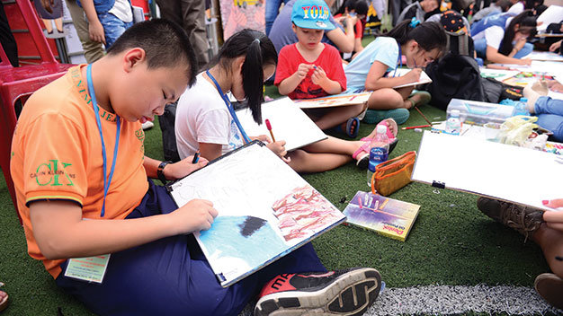 Học sinh thi vẽ tranh “Tiết kiệm năng lượng - cho cuộc sống xanh” tại Festival sáng tạo trẻ toàn quốc  lần 7-2014 - Ảnh: Quang Định
