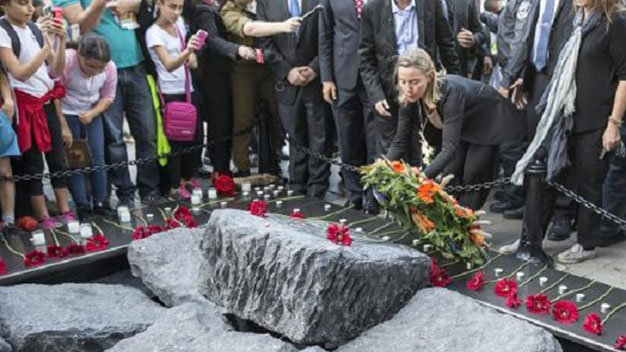 Cao ủy Liên minh Châu Âu (EU) về đối ngoại và an ninh- bà Federica Mogherini (người đặt hoa) trong chuyến thăm Gaza - Ảnh: AFP