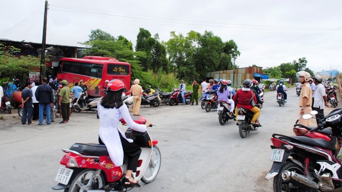 Cảnh sát điều tiết để không ùn tắt giao thông trước dòng người quá đông đến xem sau vụ nỗ xảy ra. 