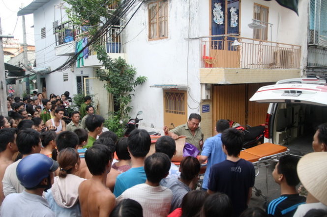 Thi thể chị Quân được đưa đi khám nghiệm - Ảnh Hải Hiếu