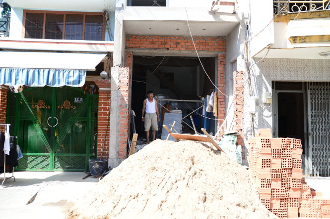 Nhiều nhà dân tại khu cư xá Phú Lâm A (P.12, Q.6, TP.HCM) phải nâng nền lên cao để tránh nước tràn vào nhà, rất tốn kém - Ảnh: Hữu Khoa