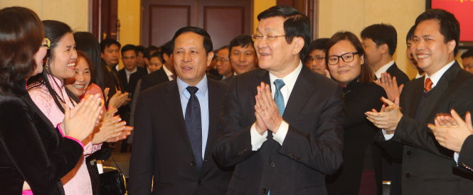 Chủ tịch nước Trương Tấn Sang thăm và trò chuyện với cán bộ, nhân viên Đại sứ quán Việt Nam tại Trung Quốc - Ảnh: V.V.Thành