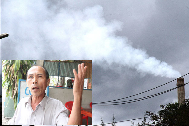 Ảnh lớn: Ống xả khói cao gần 100m của Công ty CP kính nổi Chu Lai  * Ảnh nhỏ: Ông Phạm Văn Toàn (khu tái định cư xã Tam Hiệp) phản ảnh khói thải của Công ty CP kính nổi Chu Lai gây ô nhiễm môi trường - Ảnh: Đ.Cường