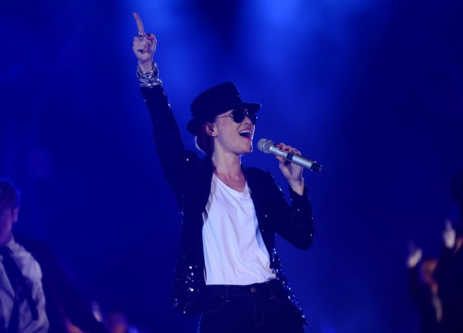 Ca sĩ Mỹ Tâm hóa trang với trang phục của ca sĩ Michael Jackson - Ảnh: Quang Định