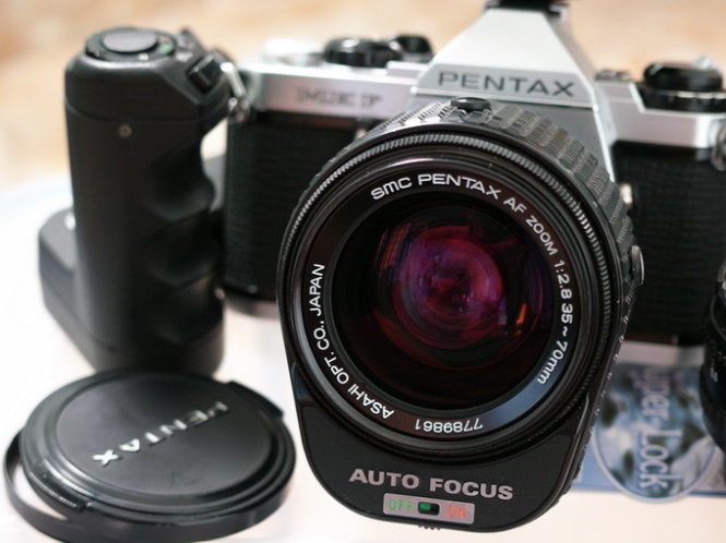 Bộ máy ảnh Pentax ME-F, SMC AF 35-70mm f2.8 và motor driver (hệ thống lên phim tự động) - Ảnh: Lê Vi