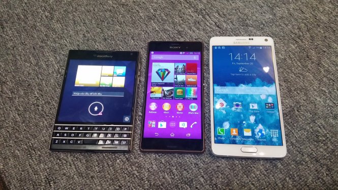Từ trái sang: BlackBerry Passport, Sony Xperia Z3 và Galaxy Note 4 - Ảnh: Thanh Trực