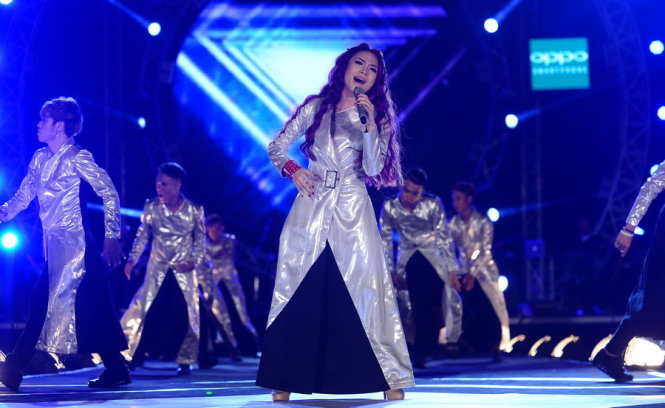 Ca sĩ Mỹ Tâm cùng vũ đoàn trình diễn trong chương trình - Ảnh: Quang Định