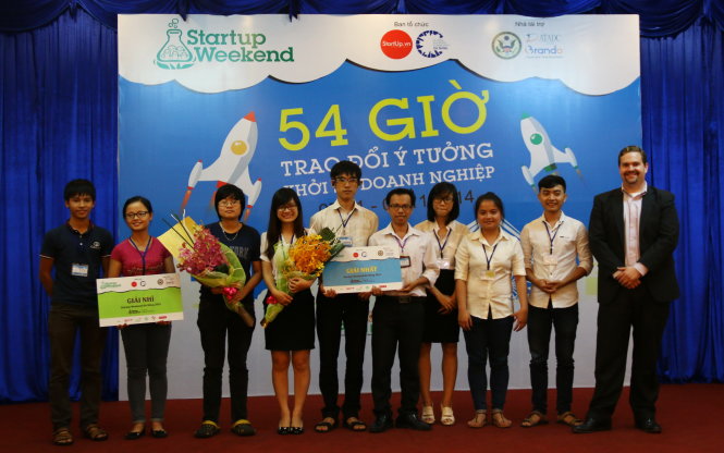 Hai đội chiến thắng tại Khởi nghiệp Cuối tuần (Startup Weekend) 2014 tại Đà Nẵng - Ảnh: Hải Nguyễn