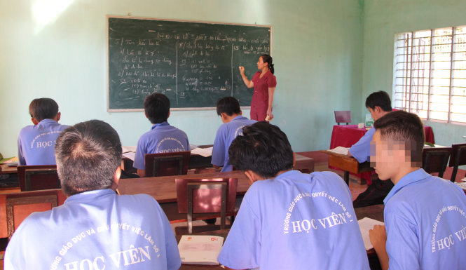 Lớp học văn hóa Trường Giáo dục và đào tạo việc làm số 1 (trực thuộc  Lực lượng Thanh niên xung phong TP.HCM) ở xã Đắk R’tit, huyện Tuy Đức, tỉnh Đắk Nông - Ảnh: Hà Linh